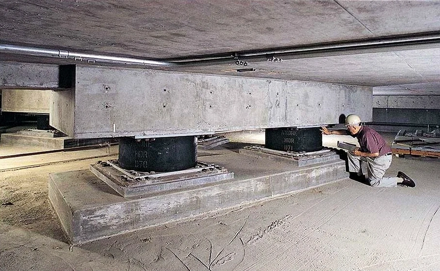 Diseño de Aislación Sísmica de Base en Coquimbo: Respuesta Dinámica y Protección Estructural